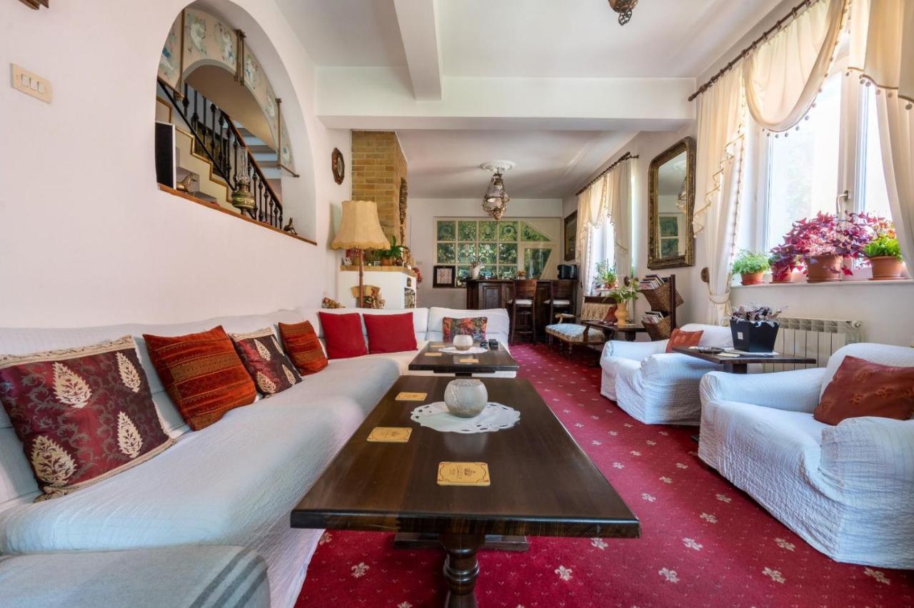 Villa-Hotel Escala Kolozsvár Kültér fotó