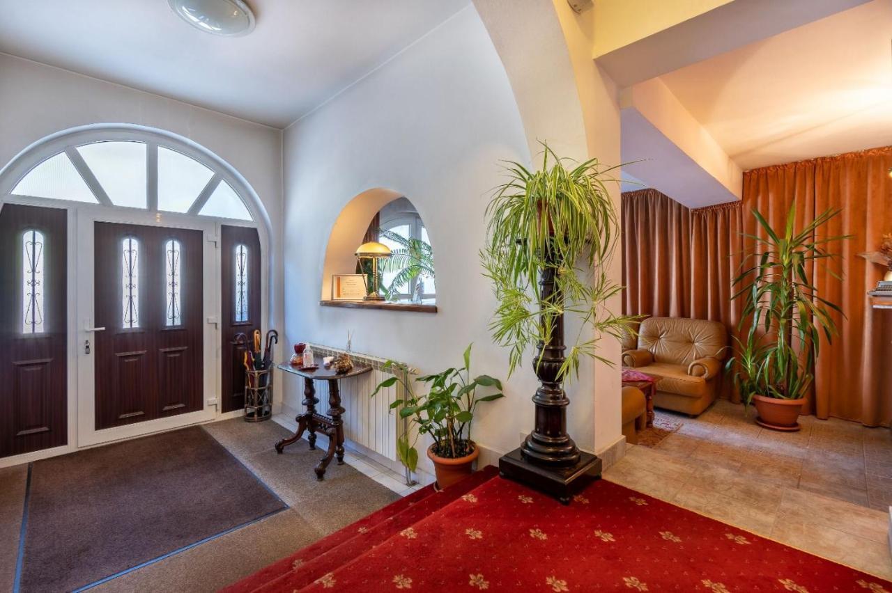 Villa-Hotel Escala Kolozsvár Kültér fotó