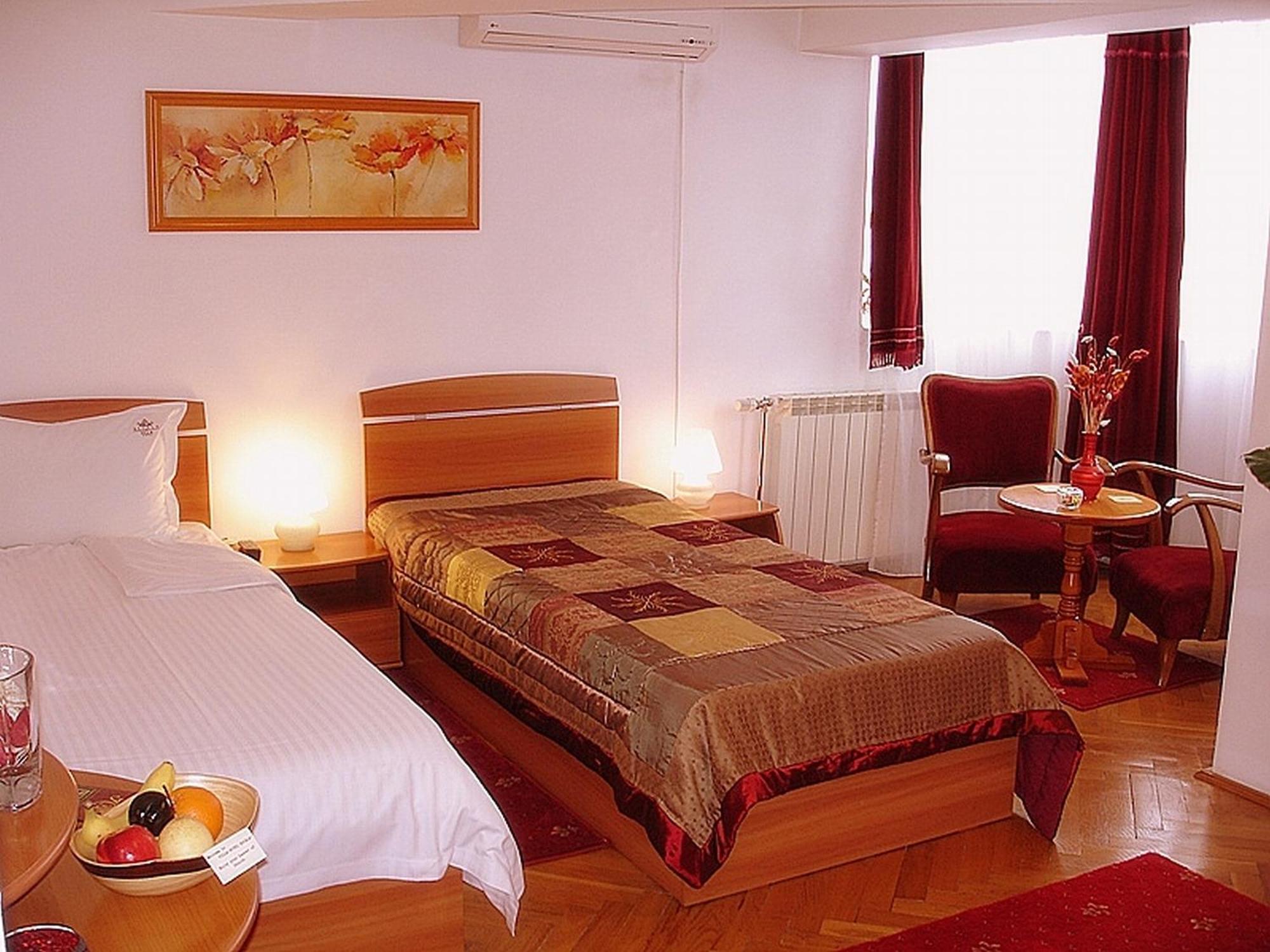 Villa-Hotel Escala Kolozsvár Kültér fotó
