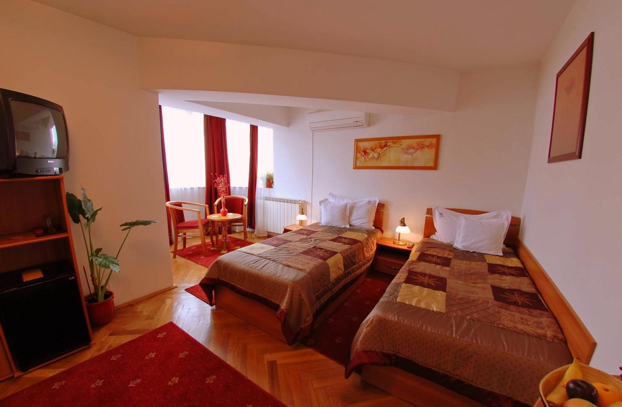 Villa-Hotel Escala Kolozsvár Kültér fotó