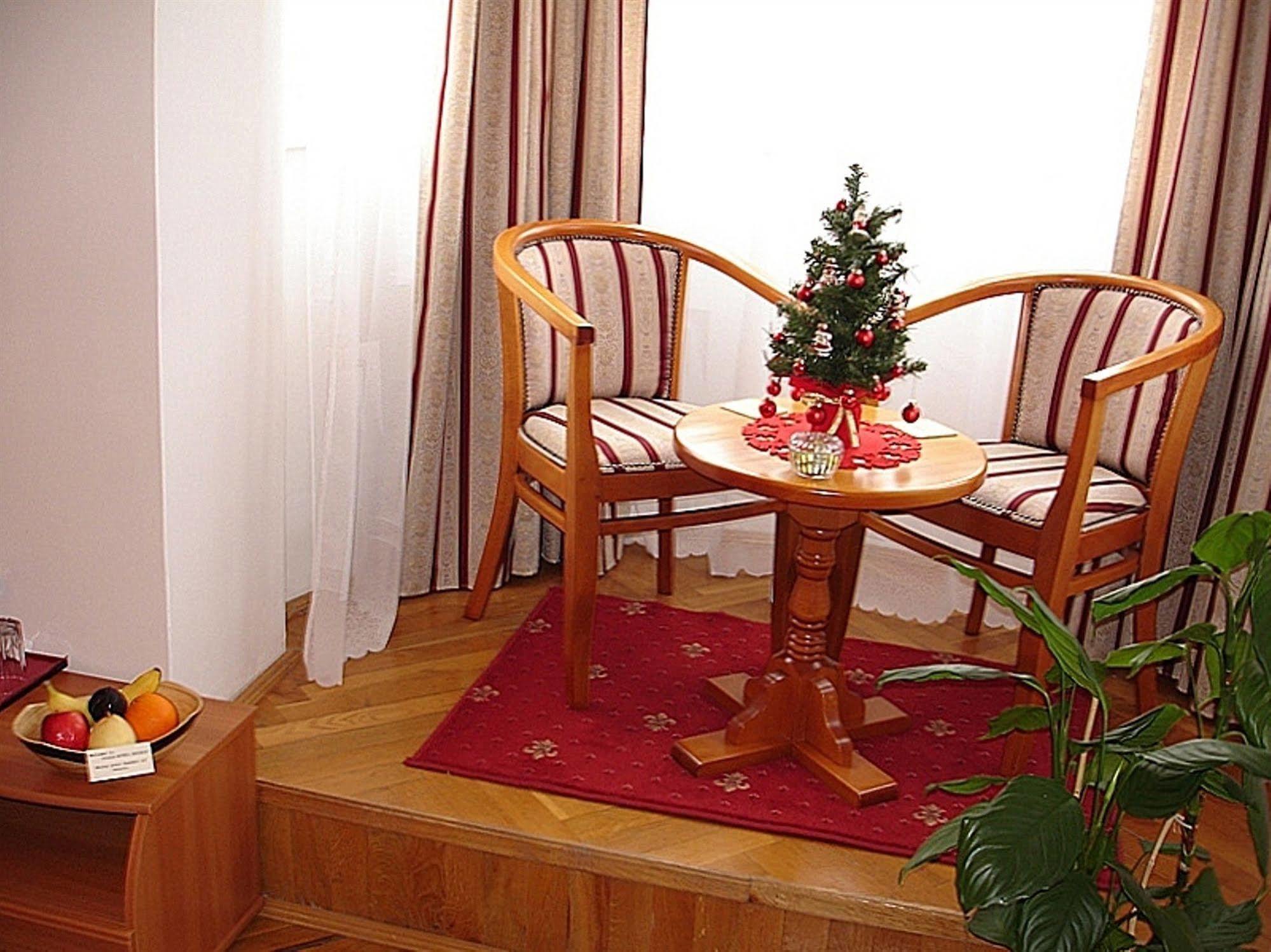 Villa-Hotel Escala Kolozsvár Kültér fotó